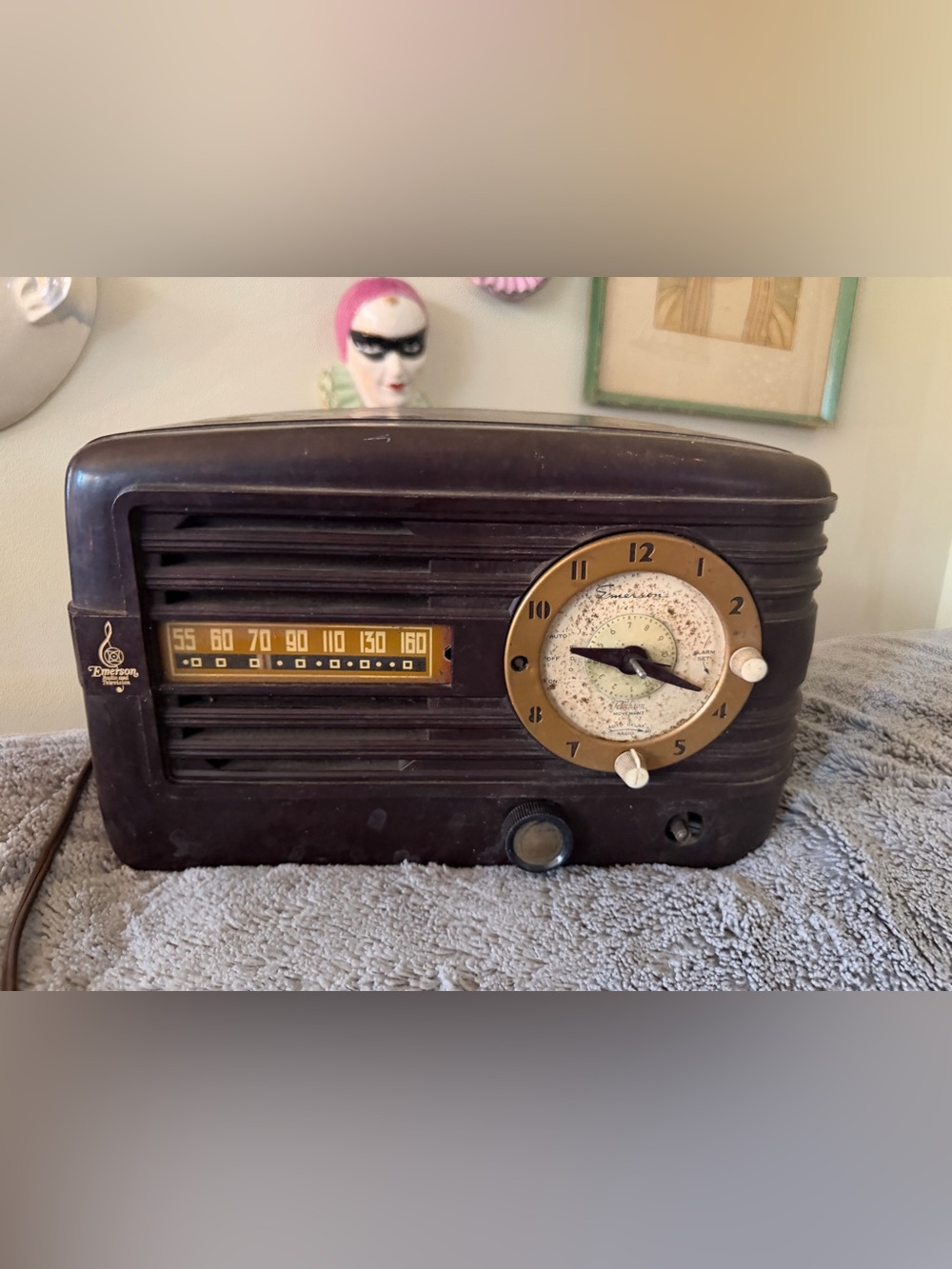 Vintage Emerson Model 671 AM vacuum tube clock radio 1950's, Works, Bakelite